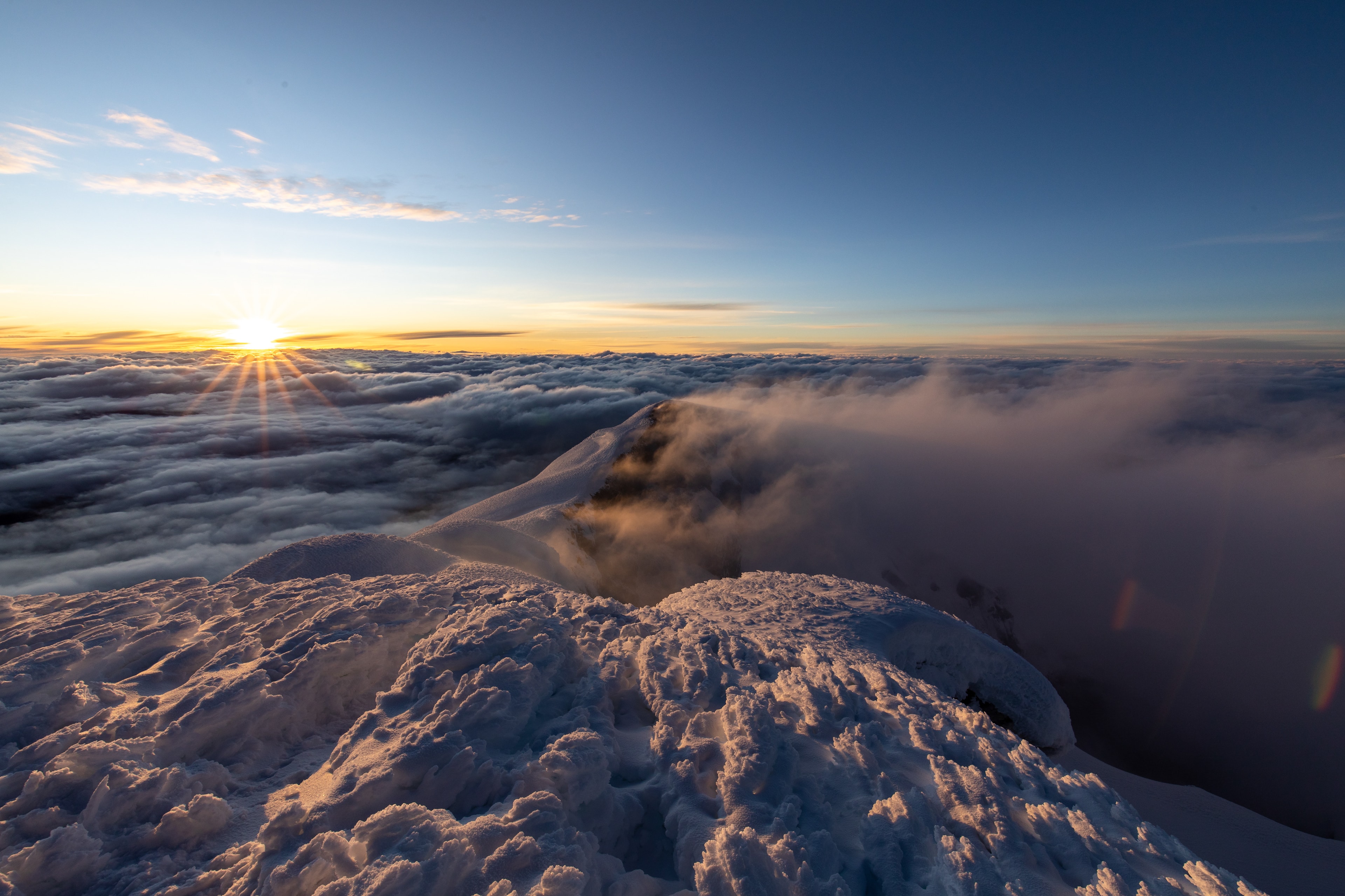 Amanecer desde la cumbre del Cotopaxi sobre el mar de nubes