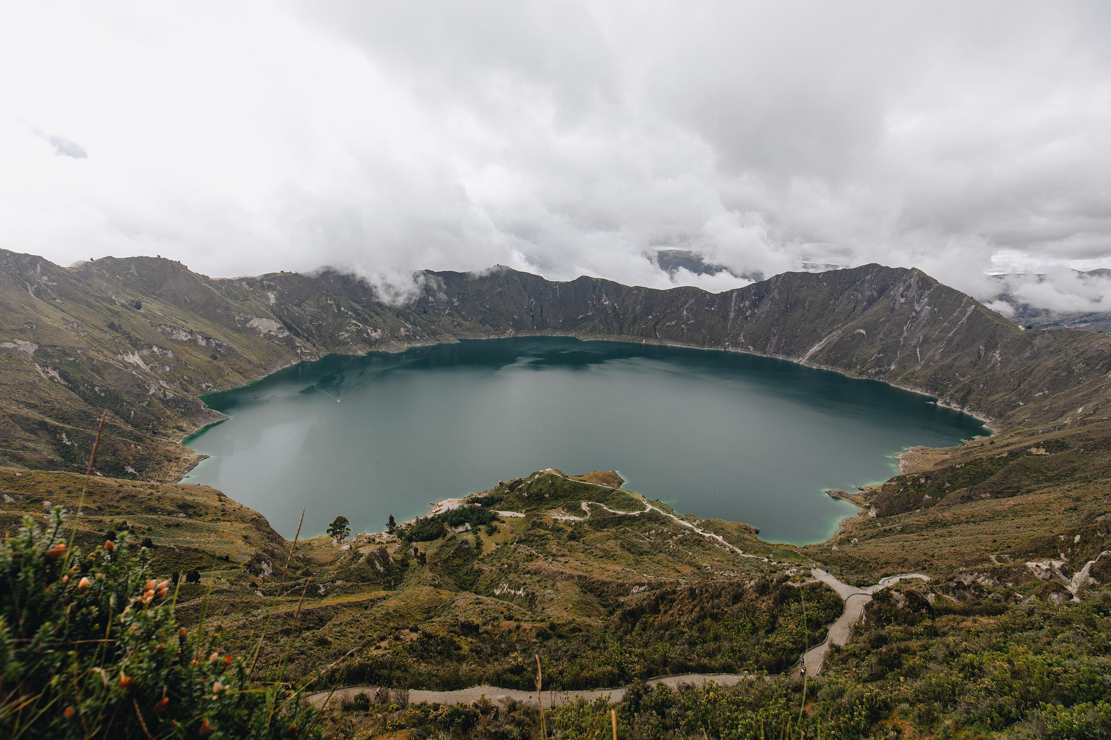 Cráter de la laguna Quilotoa entre nubes