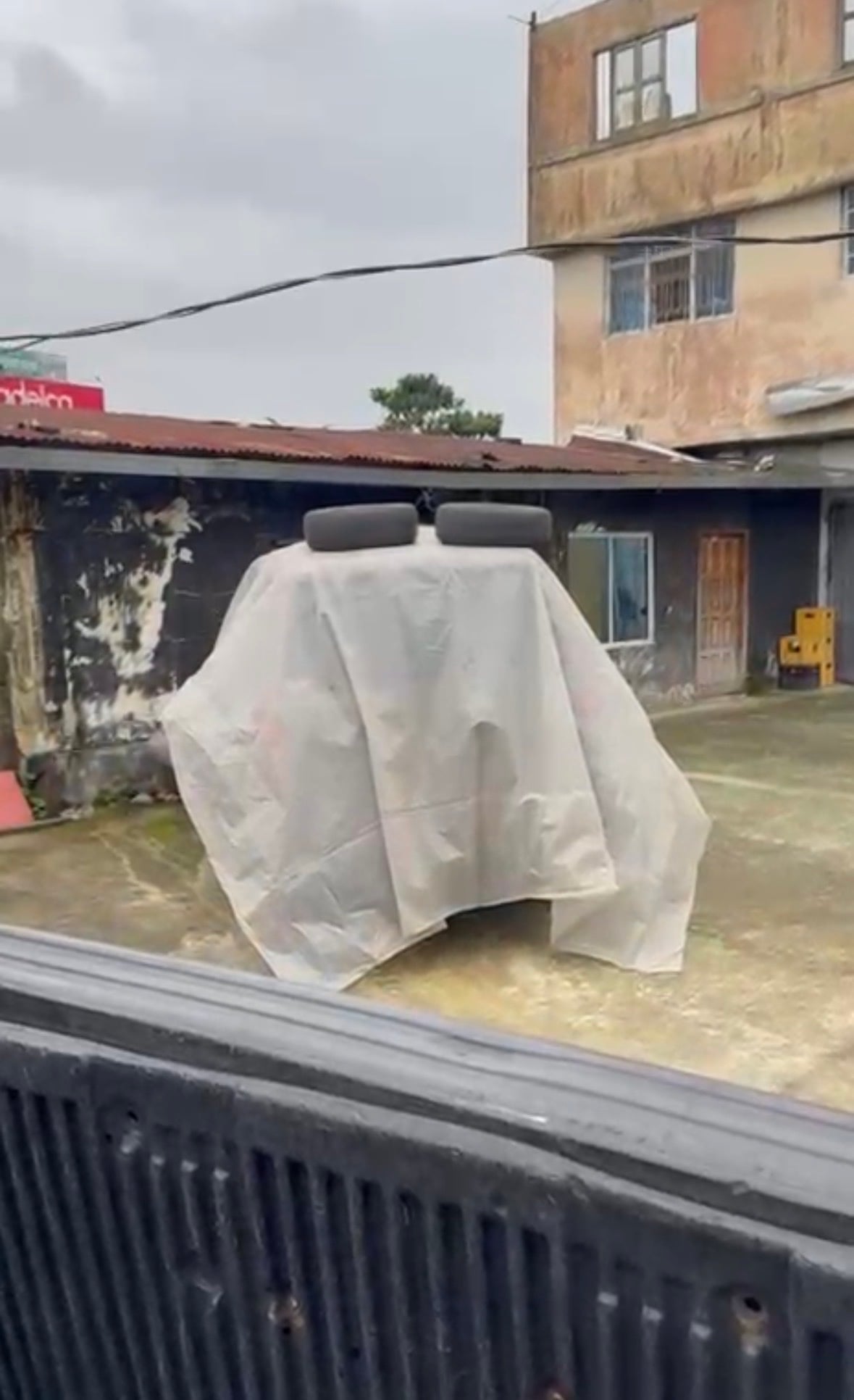 Los chicos del taller viajaron a Santo Domingo a desarmar el carro donante.