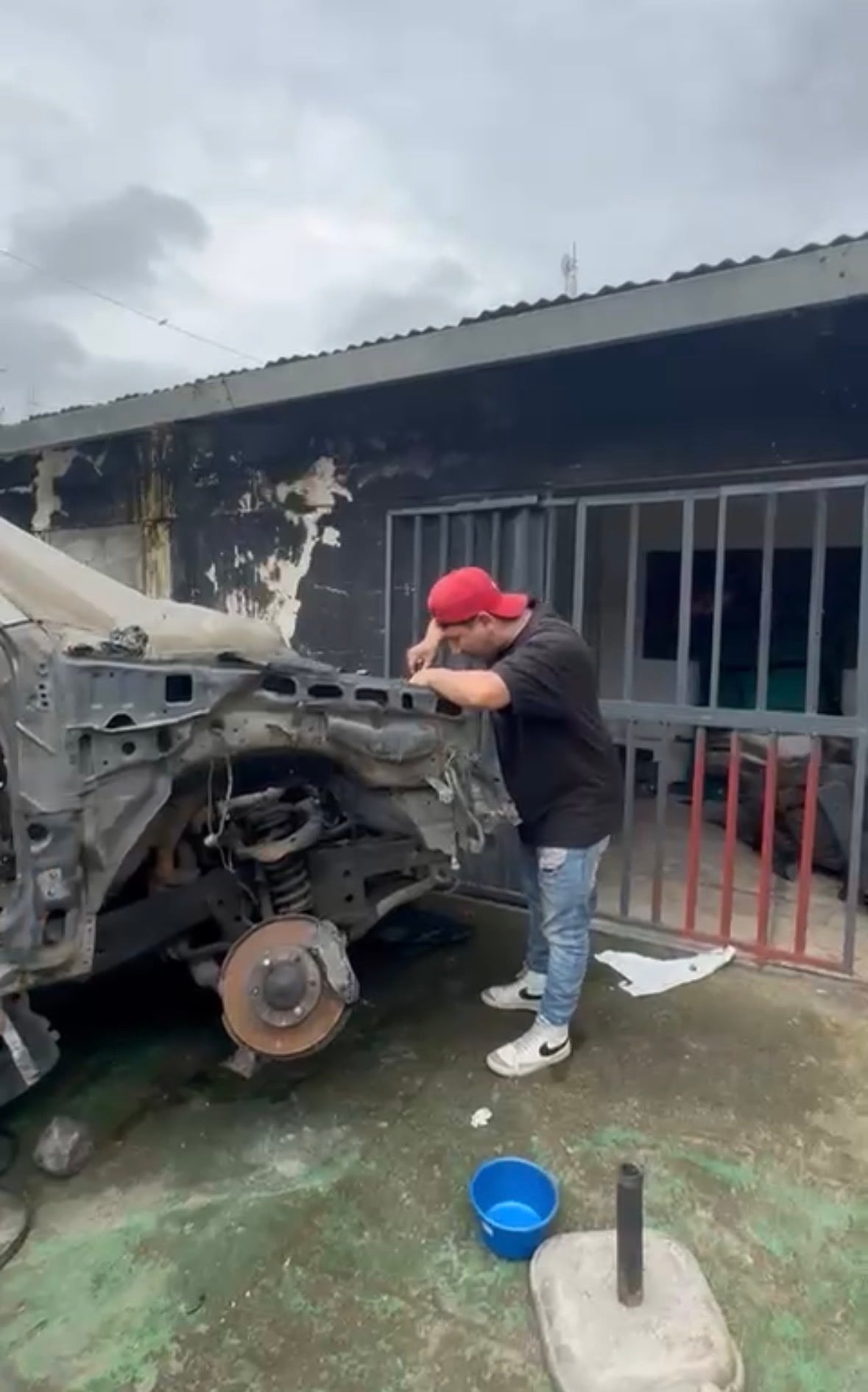 Los chicos del taller viajaron a Santo Domingo a desarmar el carro donante.