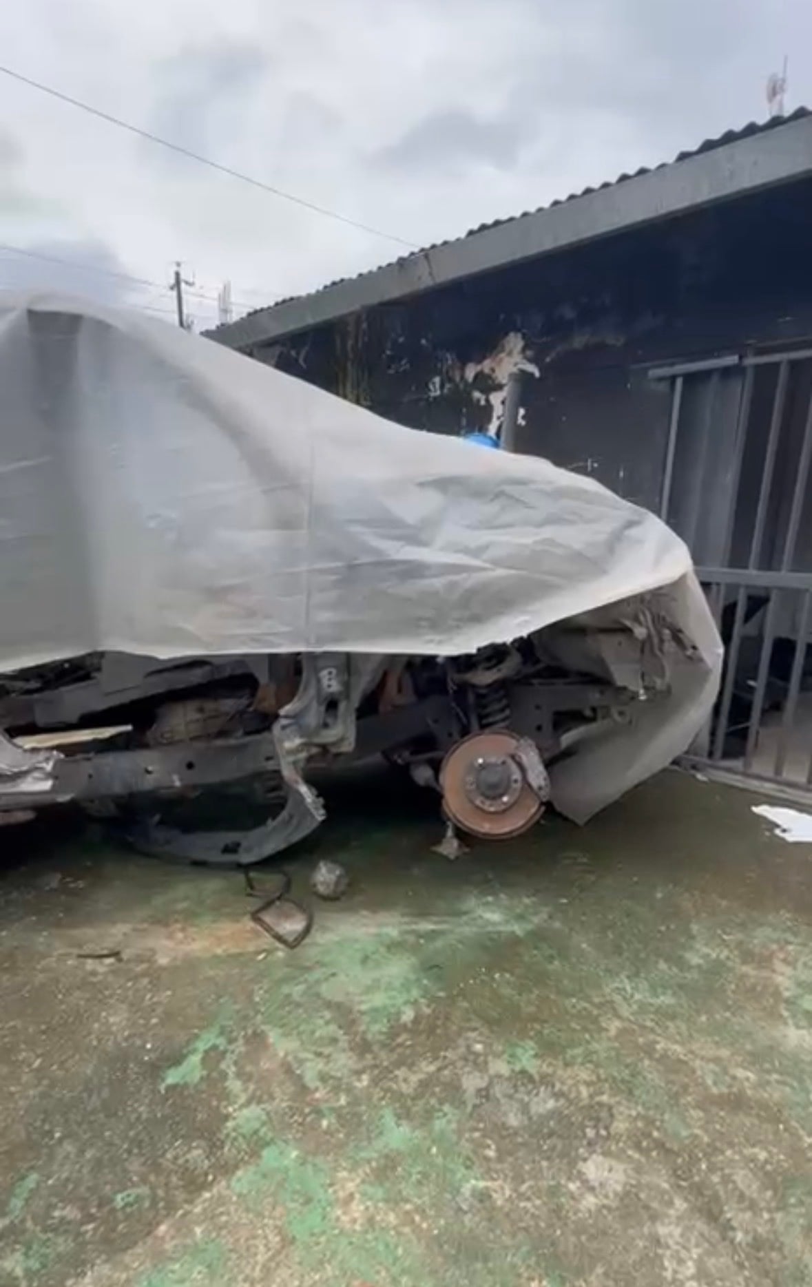 Los chicos del taller viajaron a Santo Domingo a desarmar el carro donante.