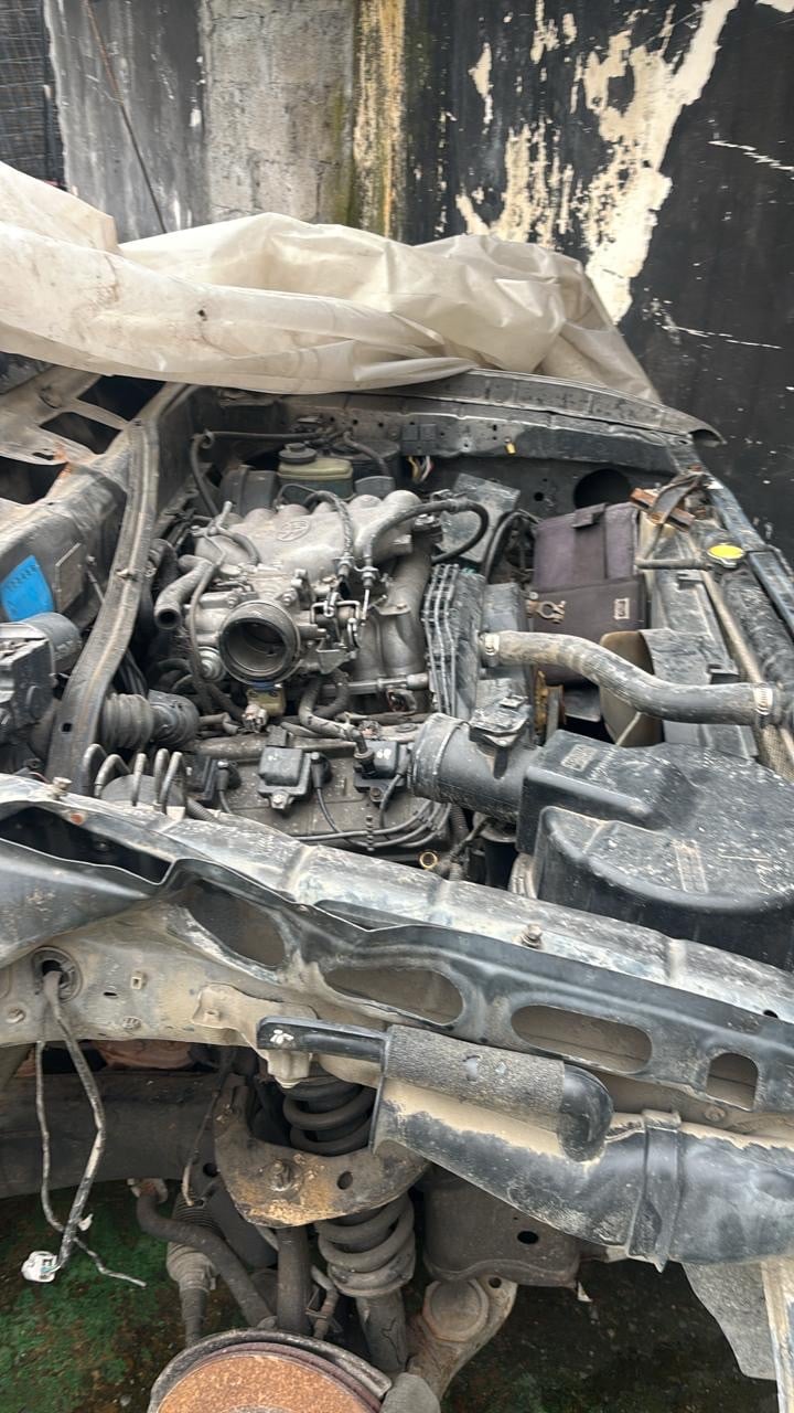 Los chicos del taller viajaron a Santo Domingo a desarmar el carro donante.